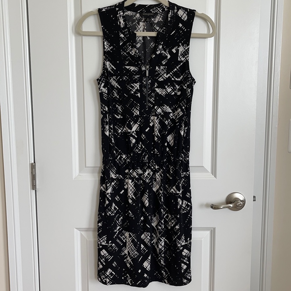 EUC Black and white banana Republic dress XS